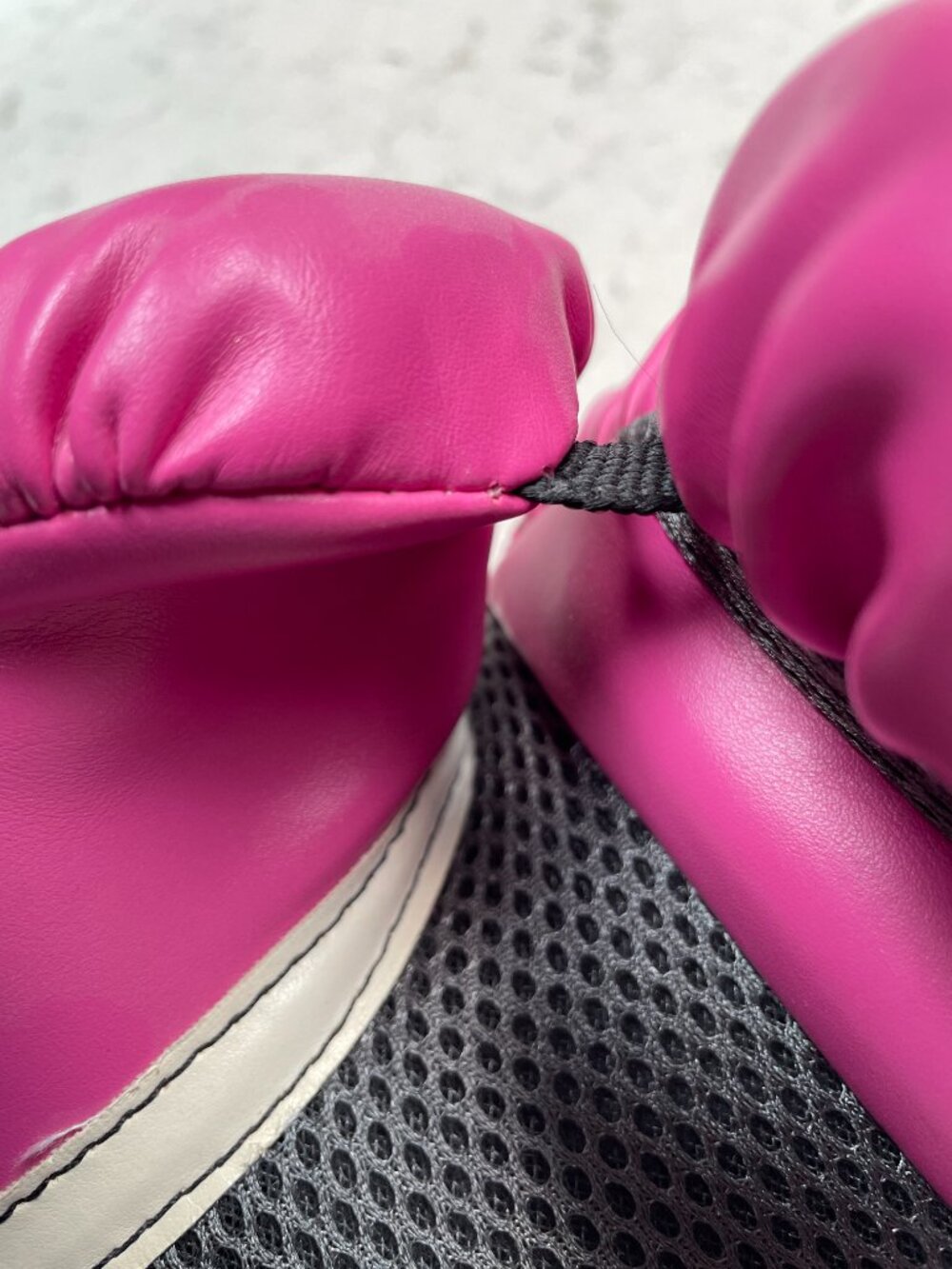 Hot Pink Everlast Boxing Gloves 12 Ounces  Great Condition - Picture 5 of 14